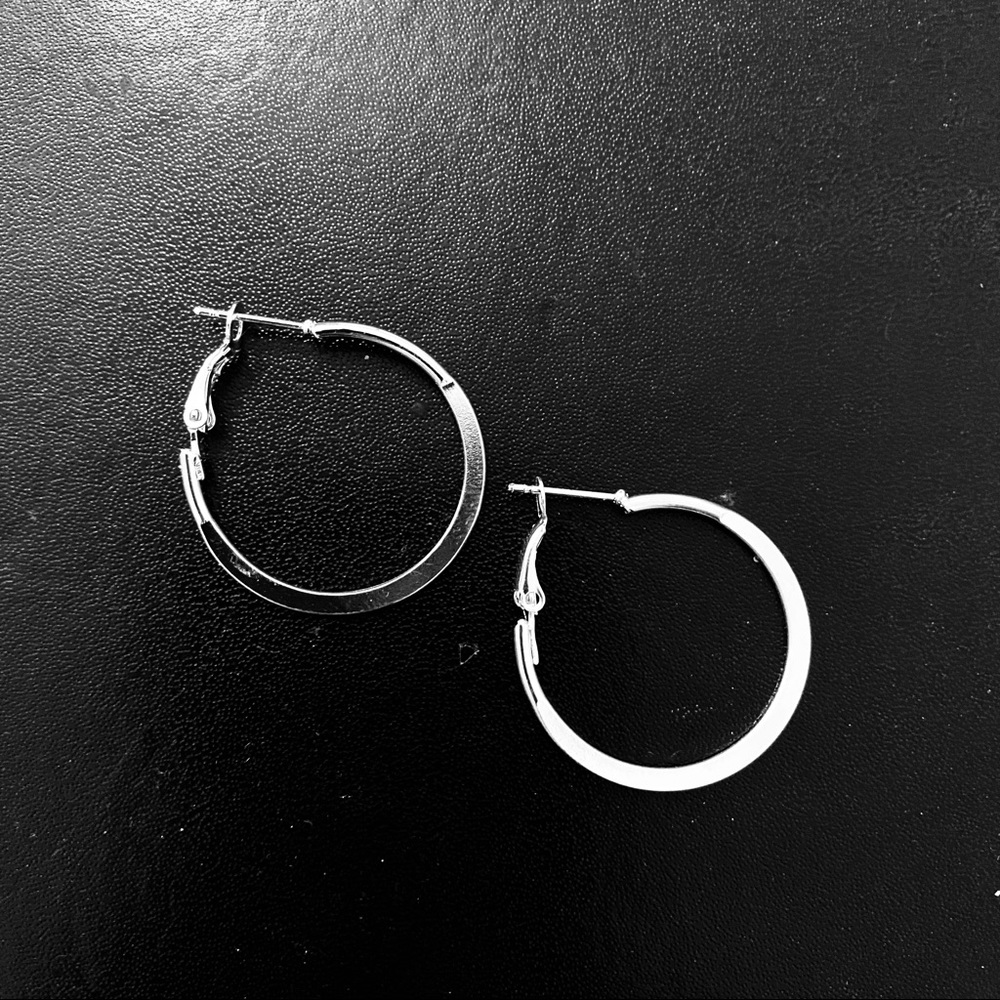 💗 Silver Laser Cut Hoop Small Earrings NEW - Picture 1 of 3
